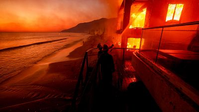 El fuego arrasa una casa frente al mar en Malib, en uno de los incendios que rodea Los ngeles (EE.UU.)