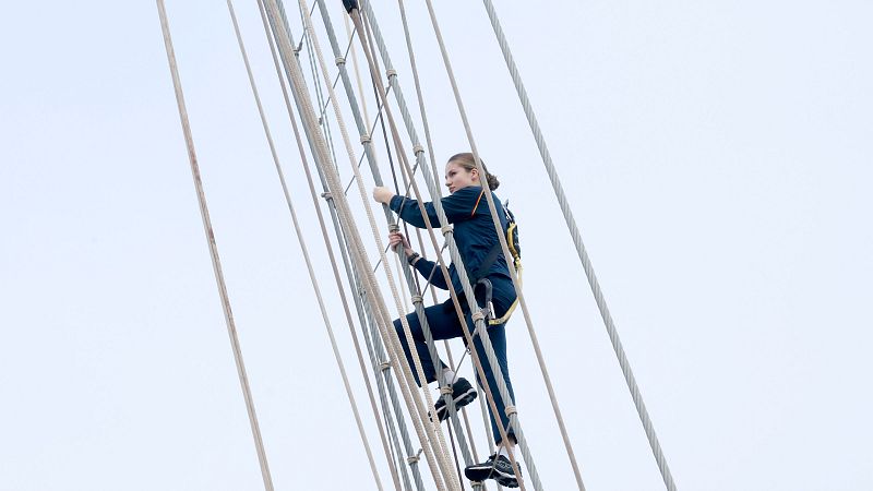 La princesa Leonor cumple con la primera tradicin a bordo de Elcano en Cdiz: subir al mastil del velero