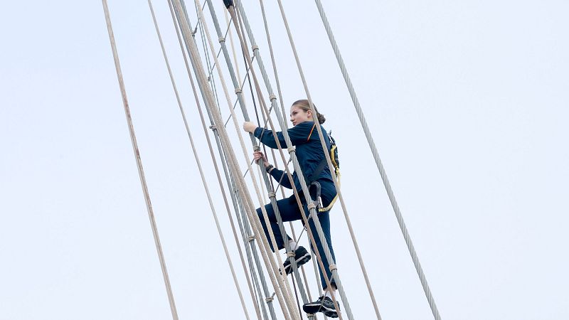 La princesa Leonor cumple con la primera tradición a bordo de Elcano en Cádiz: subir al mastil del velero