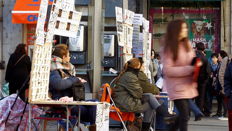 Cerco a los vendedores ambulantes de Lotería de Navidad de la Puerta del Sol