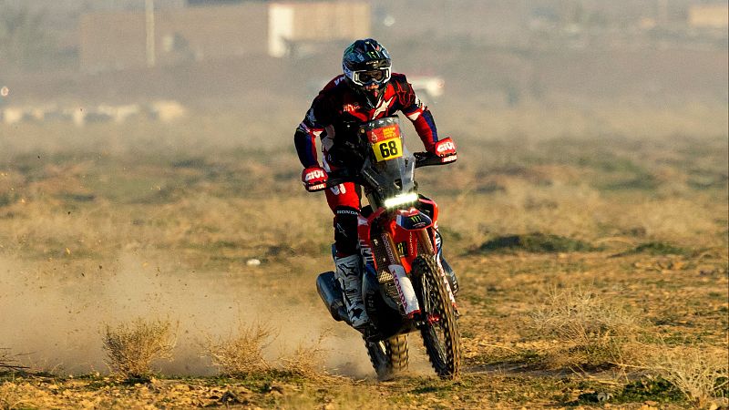 Tosha Schareina amenaza el liderato de Daniel Sanders en la primera prueba de la semana final del Dakar