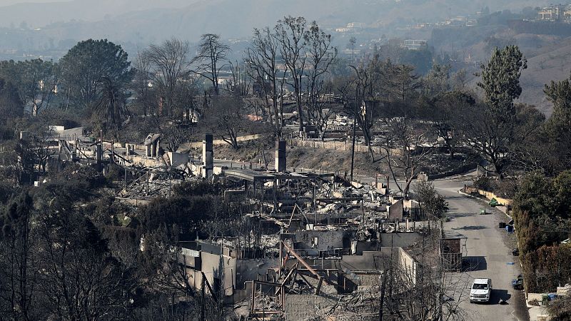 Aumenta a diez la cifra de muertos en Los Ángeles mientras las llamas continúan asolando el condado