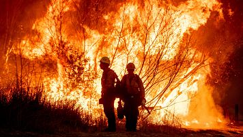 Bomberos luchan contra los incendios que rodean Los Ángeles