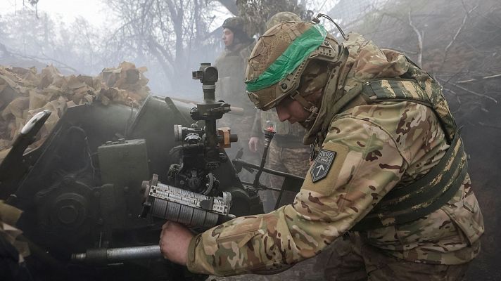 Un soldado ucraniano maneja una pieza de artillera en la regin de Jrkov