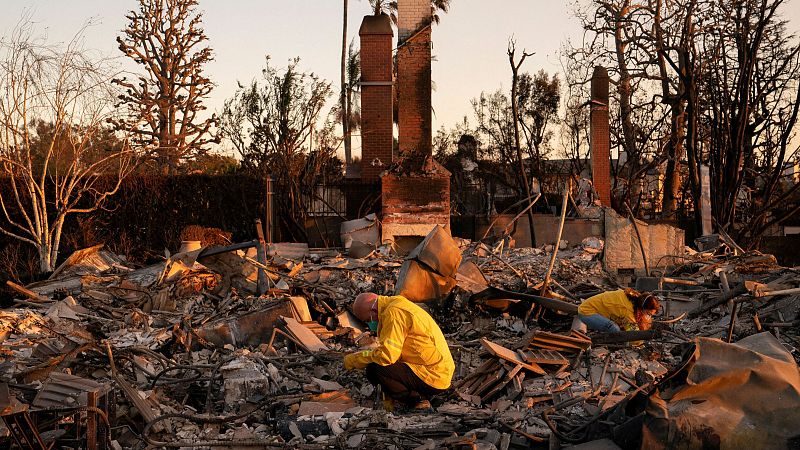 Los Ángeles llora a sus muertos mientras se buscan soluciones para frenar las llamas: "Mi pueblo ha desaparecido"