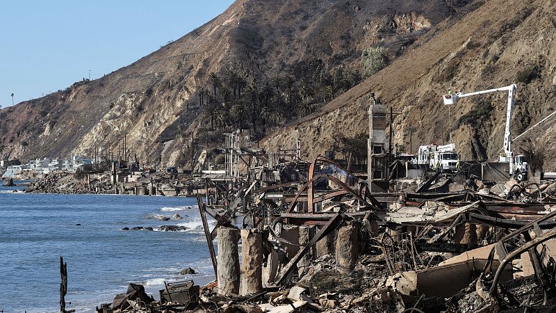 Aumenta a 24 el número de muertos por los incendios que están asolando Los Ángeles