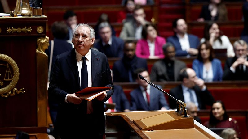 Bayrou se compromete a buscar un acuerdo para revisar la reforma de las pensiones de Macron en Francia