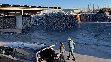 Efectivos del Seprona en uno de los vertederos donde se depositaban los residuos procedentes de Italia