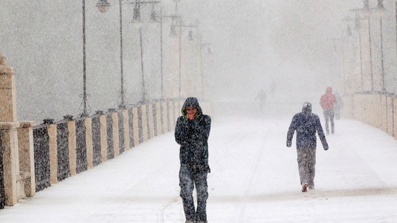 El temporal de nieve complica la circulación por las carreteras en el norte de España