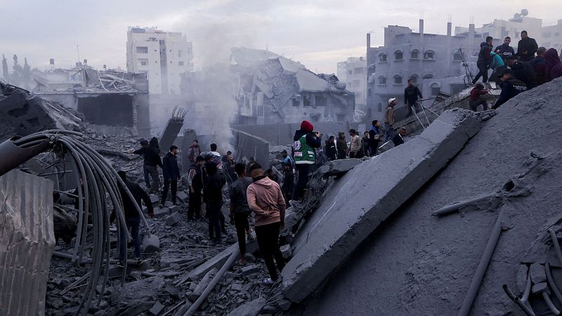 Los bombardeos israelíes matan a decenas de personas en Gaza horas después de anunciarse el acuerdo de tregua