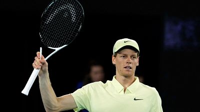 Sinner avanza a octavos de final en un cuadro del Abierto de Australia 2025 que sigue perdiendo favoritos