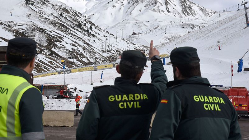 La Guardia Civil investiga el desprendimiento del telesilla de la estaci�n de Ast�n, que reabre sus puertas