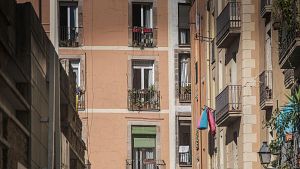 Balcons amb roba en un carrer de Barcelona (ACN | Jordi Borrs)