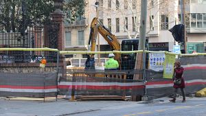 Una grua treballant en les obres de l'L8, que tallen el carrer Urgell entre Rossell i Crsega | ACN