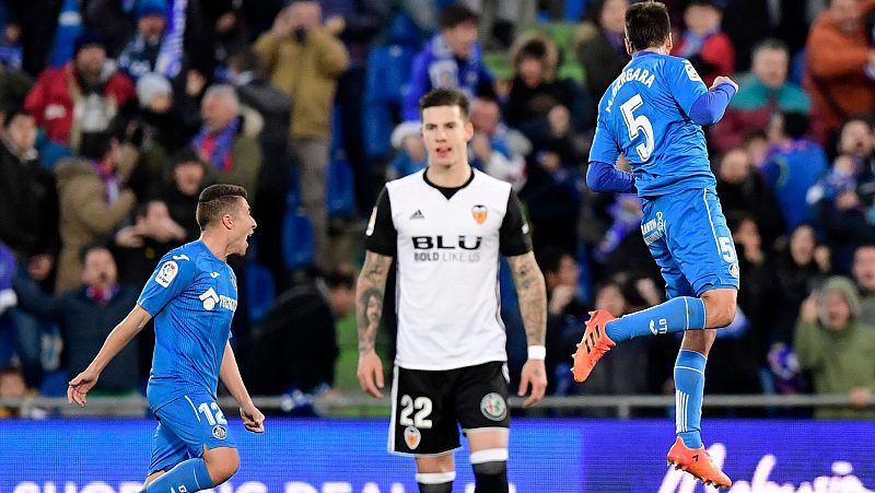 Un Getafe con diez endosa al Valencia su primera derrota liguera