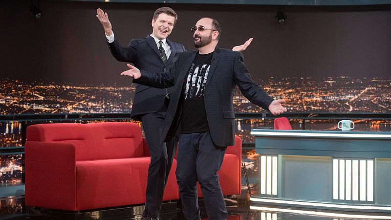 Es famoso, actor, español y colecciona fotos de muertos. Tiene una de las mayores recopilaciones del mundo