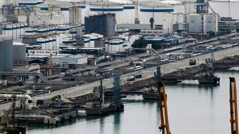 Un muerto, un herido crítico y tres leves en una explosión en el Puerto de Barcelona