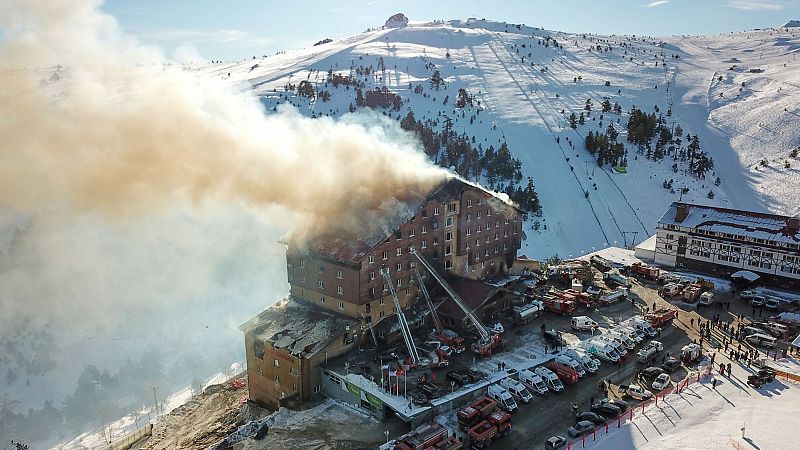 Mueren al menos 76 personas y medio centenar resultan heridas en Turquía en un incendio en una estación de esquí