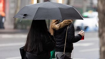 EuropaPress 6466256 personas paraguas lluvia llegada borrasca garoe 20 enero 2025 madrid espana