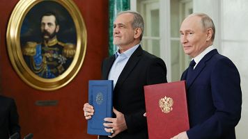 El presidente ruso Vladimir Putin y el presidente iran Masoud Pezeshkian durante la firma de un acuerdo de asociacin estratgica entre ambos pases.