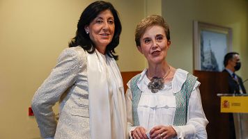 La actual directora del Centro Nacional de Inteligencia (CNI), Esperanza Casteleiro (i), y la exdirectora, Paz Esteban (d)