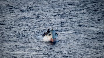 Un grupo de migrantes a bordo de un cayuco