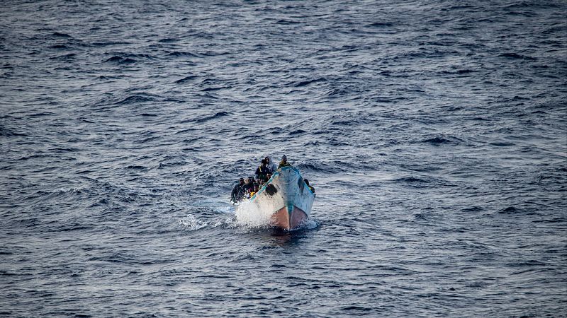 Llegan casi 400 migrantes a El Hierro y Tenerife en las últimas horas mientras buscan otras dos pateras