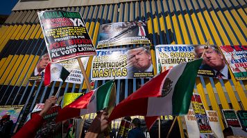 Varias personas ondean banderas mexicanas en una protesta contra las medidas antimigracin del presidente estadounidense, Donald Trump