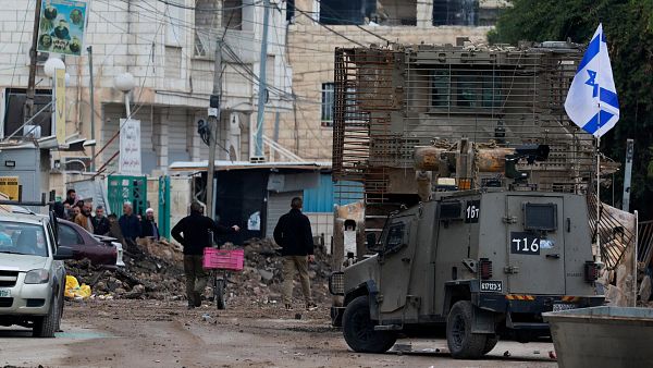 Un vehculo militar israel opera en un puesto de control durante una incursin israel en Jenn, Cisjordania