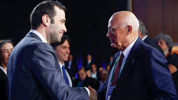 El ministro de Economa, Carlos Cuerpo (i), saluda al presidente del Banco Sabadell, Josep Oliu, en un encuentro en 2024