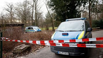 La polica alemana en un parque de Aschaffenburg, donde murieron dos personas en un ataque con cuchillo, una de ellas un nio