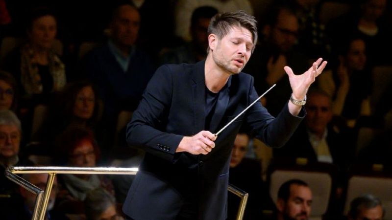 El director polaco Krzysztof Urbanski dirige a la Orquesta y Coro RTVE con obras de Wojciech Kilar y Antonn Dvork