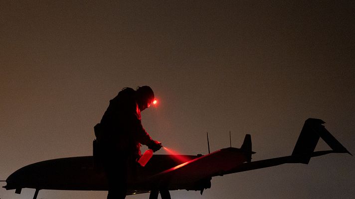 Un soldado ucraniano del 14 Regimiento de Sistemas Areos No Tripulados prepara un dron antes de su lanzamiento hacia territorio ruso en un lugar no revelado