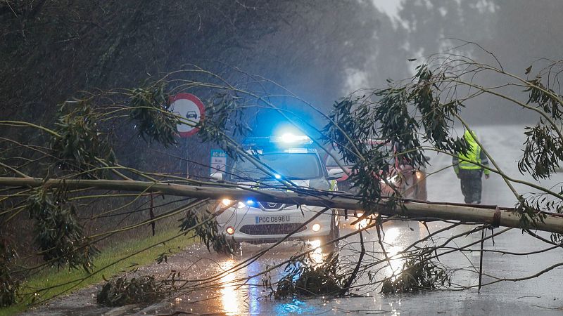 La borrasca Herminia deja en España vientos huracanados, olas de diez metros e intensas lluvias