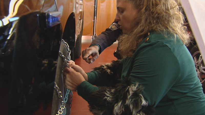 Cmo se ponen las cadenas al coche? La Polica en Teruel ensea cmo hacerlo