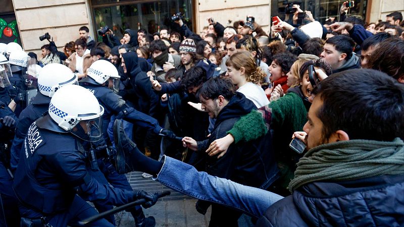 Los Mossos desalojan en el Raval el centro social de la antigua escuela Massana, ocupado desde hace 5 años