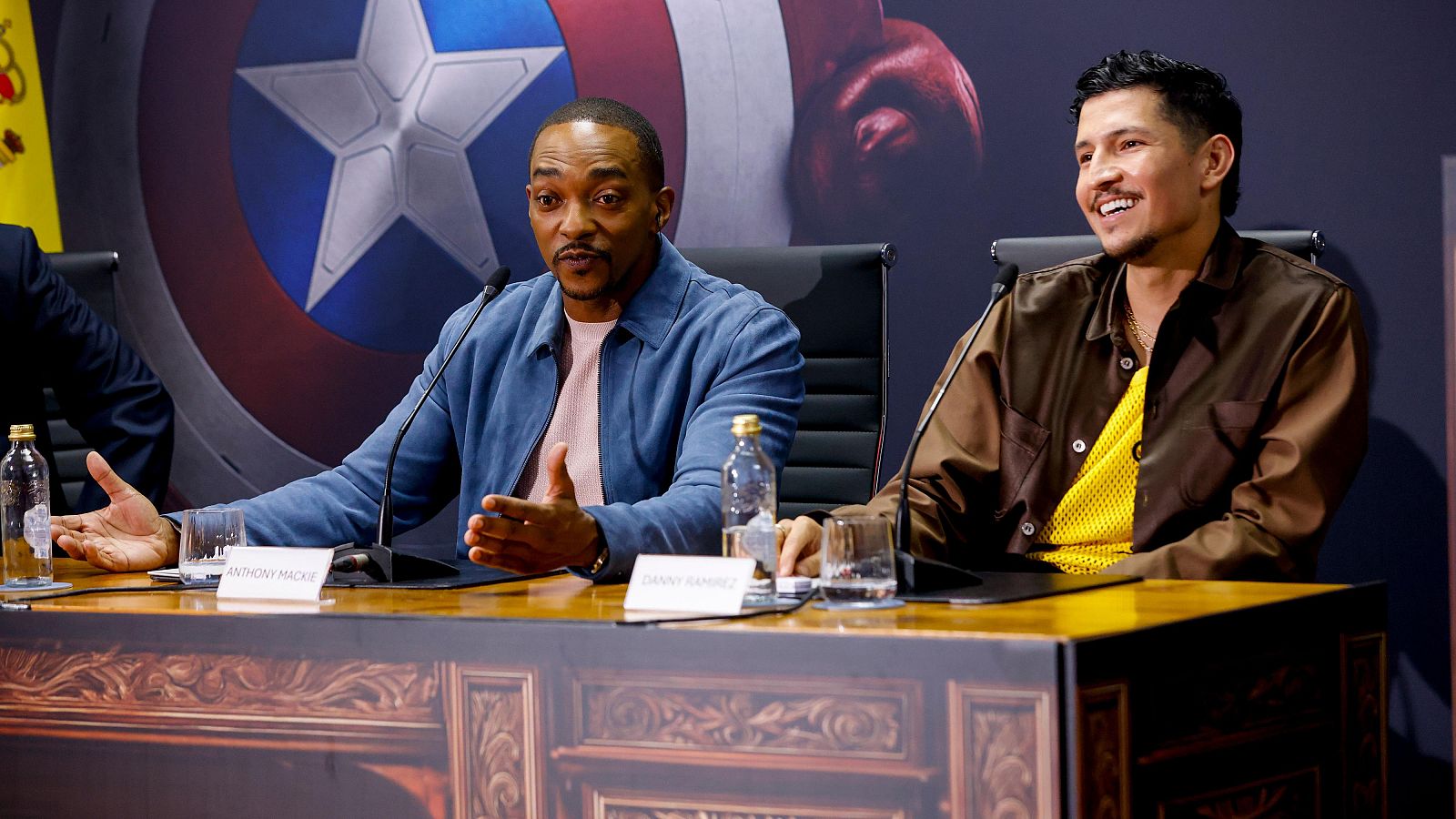 Anthony Mackie y Danny Ramirez han presentado en Madrid 'Capitán América' - Telediario 1 | Ver