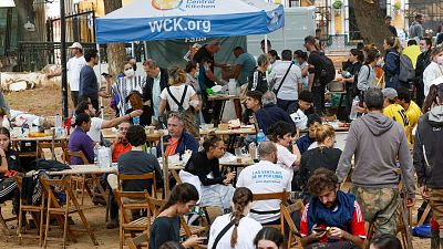 Voluntarios paran a comer en un punto de comida de la World Central Kitchen instalado en Alfafar el 8 de noviembre de 2024