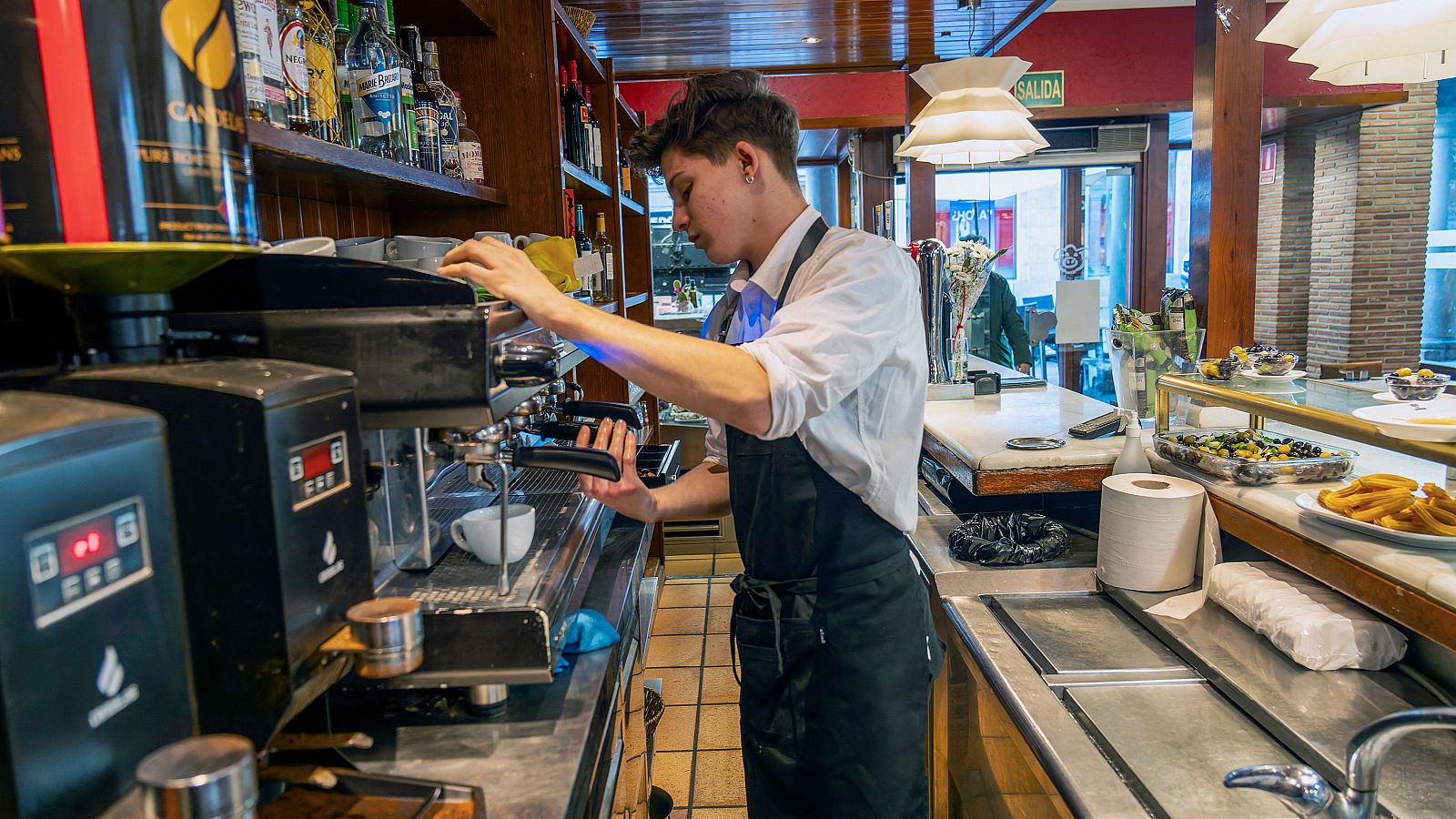 Trabajo y sindicatos pactan subir 50 euros al mes el salario mínimo | Ver