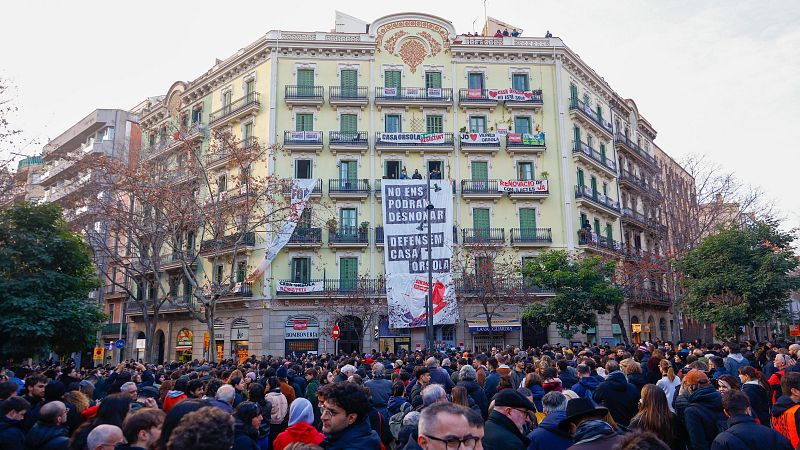 Cientos de personas consiguen aplazar hasta el 4 de febrero el desahucio previsto en la casa Orsola de Barcelona