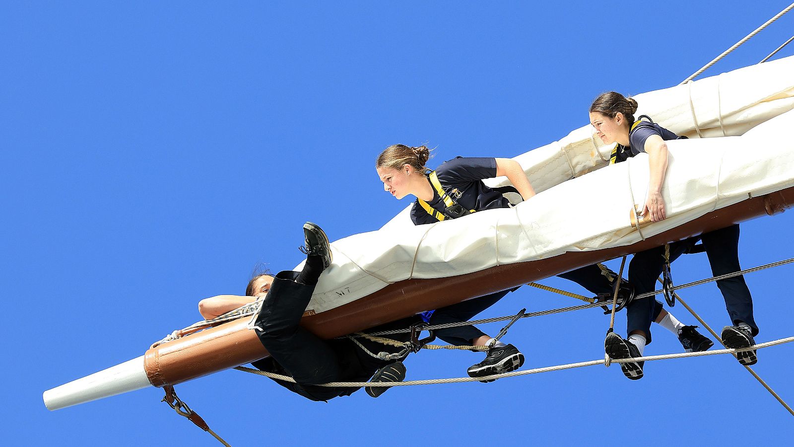 La travesía de la princesa Leonor en el buque escuela Elcano - Telediario 1 | Ver