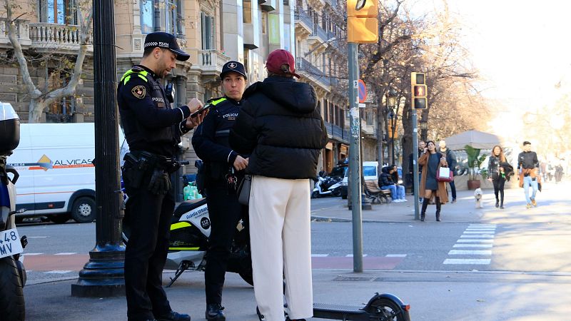 Prohibit circular amb patinet i sense casc a Barcelona: les claus de la nova ordenança