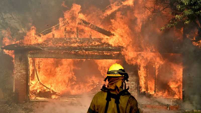 Un incendio en California obliga a evacuar a 27.000 personas