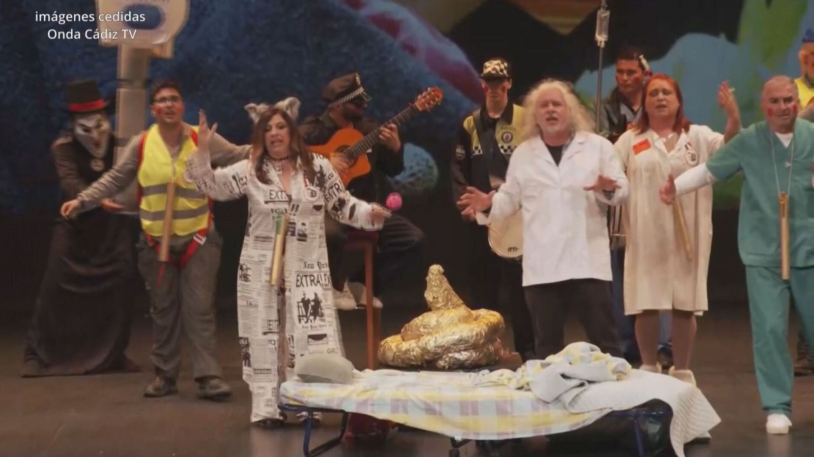 Público silencia mensajes negacionistas de una chirigota en Cádiz | Ver