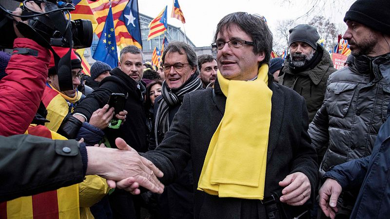 Puigdemont insta a Europa a decir "así no" a Rajoy en una manifestación independentista con 45.000 personas