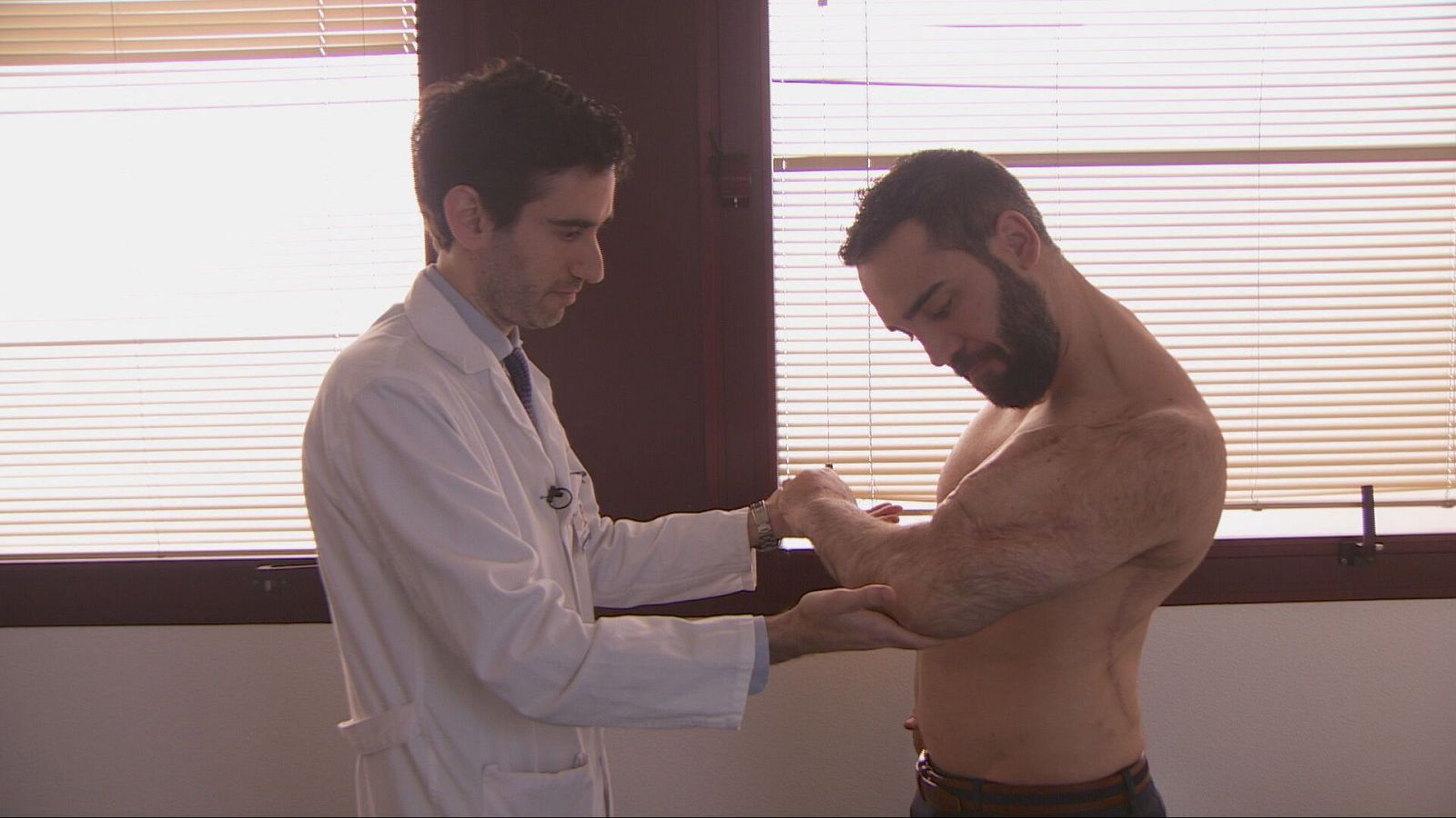 Un policía de Algeciras retoma su puesto tras un grave accidente | Ver