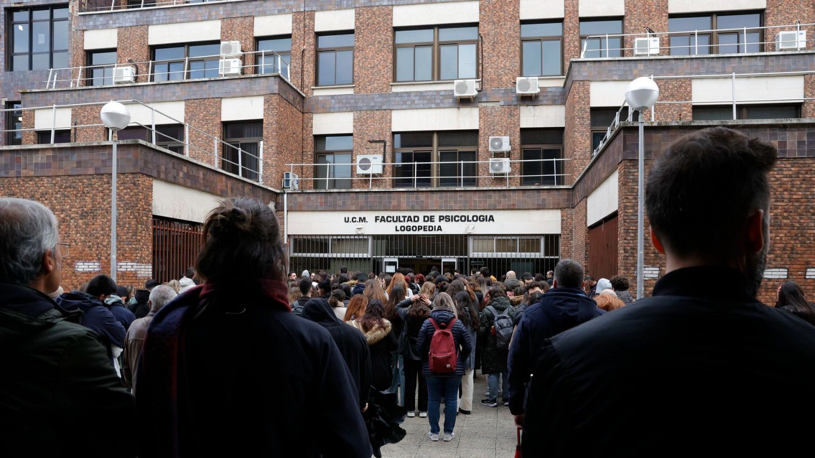 Sanidad publica el listado provisional de notas del MIR - Telediario 2 | Ver