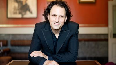 La soprano Jone Martínez interpreta Gloria de Poulenc. Dirige la Orquesta y Coro RTVE el francés Alexandre Bloch