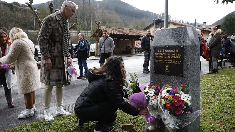 Una ofrenda recuerda a los dos trabajadores fallecidos hace cinco aos tras el derrumbe del vertedero de Zaldibar