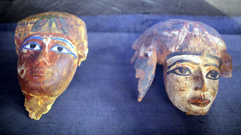 Una momia, máscaras o frescos entre los tesoros de dos nuevas tumbas del Imperio Nuevo